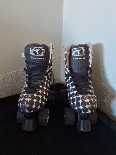 Patins Quad Traxart Tam. 36/37 - Estilo Retrô e Pronto para Uso