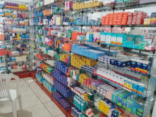 Farmácia vendo instalação de vidro