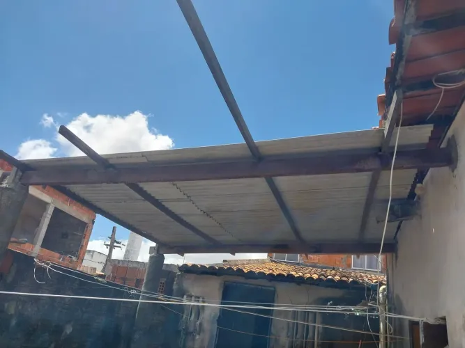 Vende-se esta coberta, tem que desmontar.