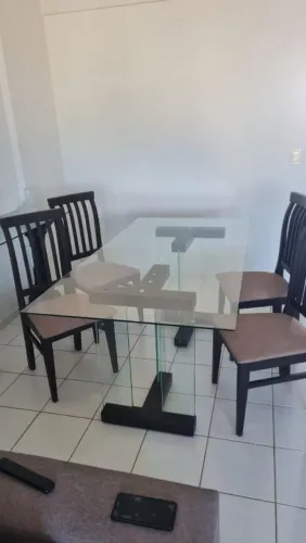 Mesa de jantar c/ 4 cadeiras