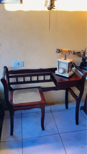 Linda mesinha de telefone antiga em perfeito estado