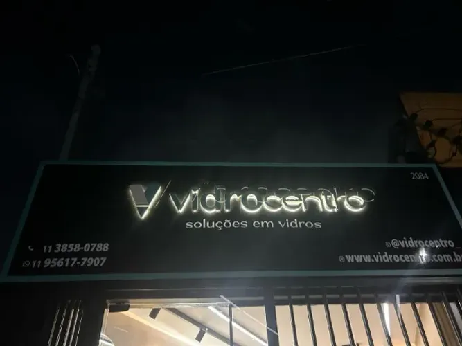 placa de acm com logo em pvc expandido luminoso