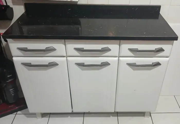 Balcão de cozinha em aço triplo com tampo Telasul branco