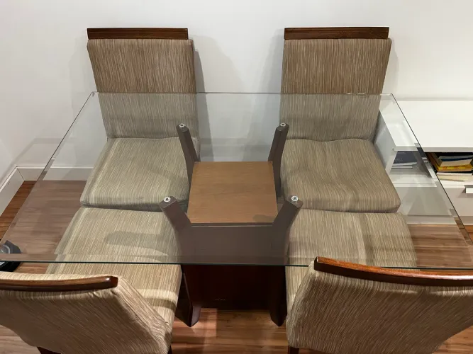 Mesa de jantar com 4 cadeiras