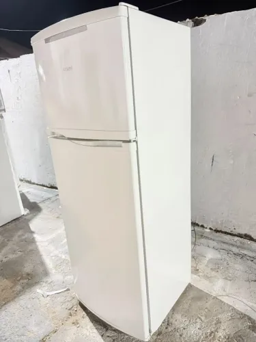 Vende-se esta geladeira.
