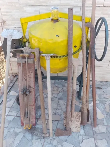 Vendo betoneira com kit de ferramentas manuais