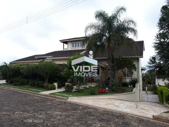 CASA À VENDA EM VALINHOS - CONDOMÍNIO FECHADO