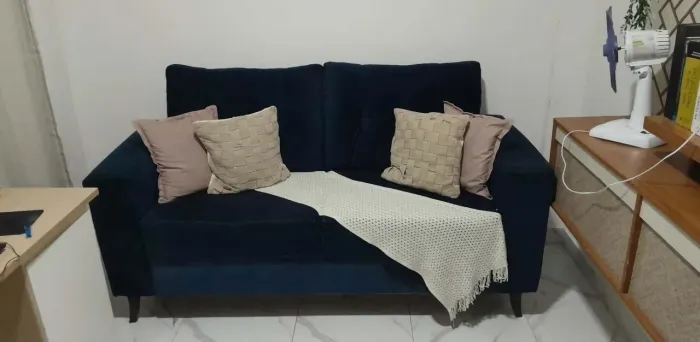 Sofá elegante, que pode dar um toque de sofisticação para sua casa. 