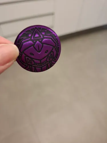 Moeda Pokémon Genesect roxa