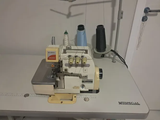 Máquina de costura overloque industrial Mil Special série 7700