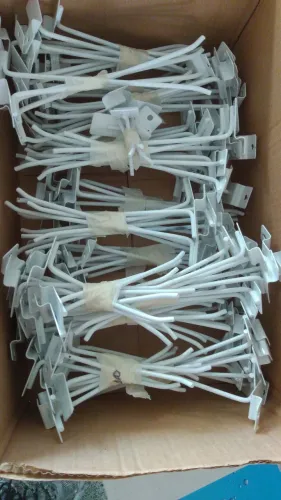 Ganchos brancos para painéis canaletados, se comprar todos dou um abatimento