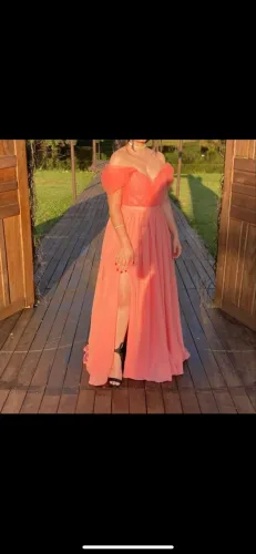 Vestido de festa com fenda
