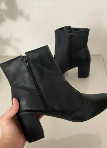 Vendo Linda Bota usada apenas uma vez.