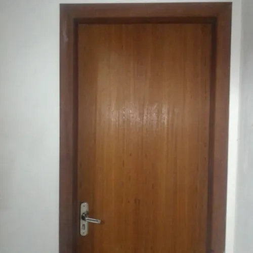 Instalação , assentamento , instalador de portas de madeira 