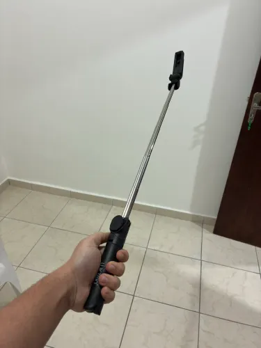 Bastão / Pau de Selfie Lukton Retrátil com Tripé e Bluetooth - Novo