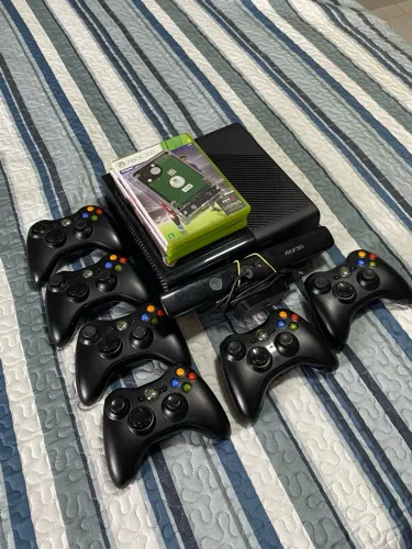 Xbox 360 Slim com Kinect, 3 controles e um HD com 200 jogos
