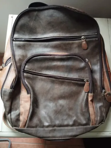 Mochila de couro legítimo de jegue, comprada no Ceará, de alta durabilidade