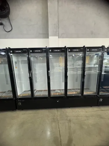 Auto Serviço Vanguard Extra Frio 5 Portas Preto/Branco 5 negativos Refrimate
