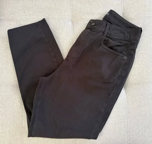 calça mom jeans da marca marisa, tamanho 40, na cor preta.