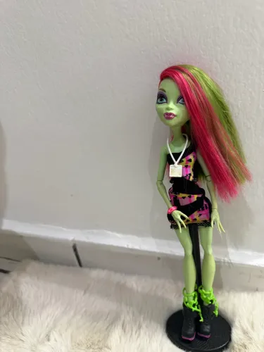 VÊNUS E CLAWDEEN - Monster high