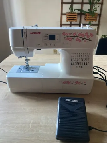 Máquina de costura Janome em estado de nova