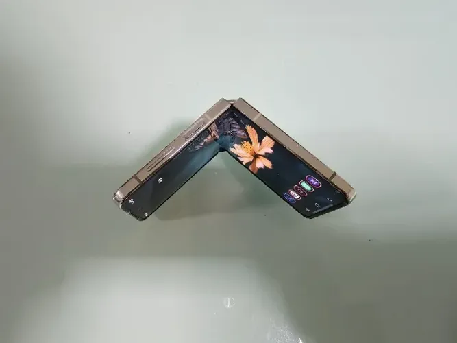 Samsung Z Flip 5, um ano de uso, semi novo!