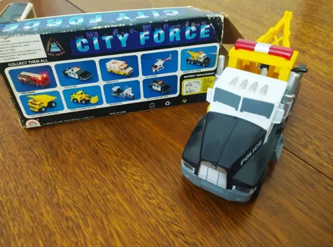 Brinquedo Police Tow Truck da Funrise