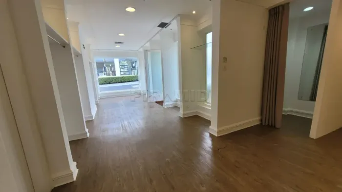 Salão comercial com 60m², bairro Jardim Sumaré, Zona Sul em Ribeirão Preto/SP.