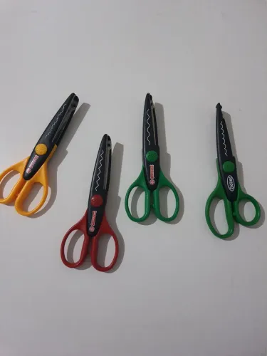Tesoura de picotar