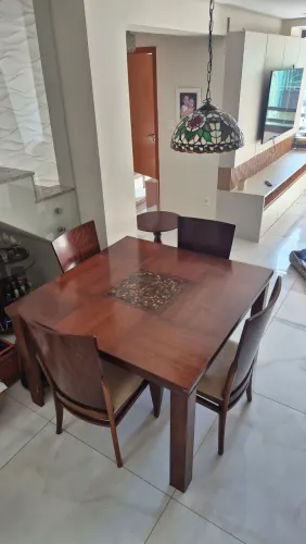Mesa de madeira com 4 cadeiras