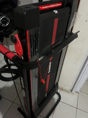 Esteira elétrica dobrável GENIS GT500 preto/vermelho residencial bivolt