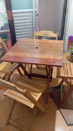 Mesa de madeira com 4 cadeiras novíssima 