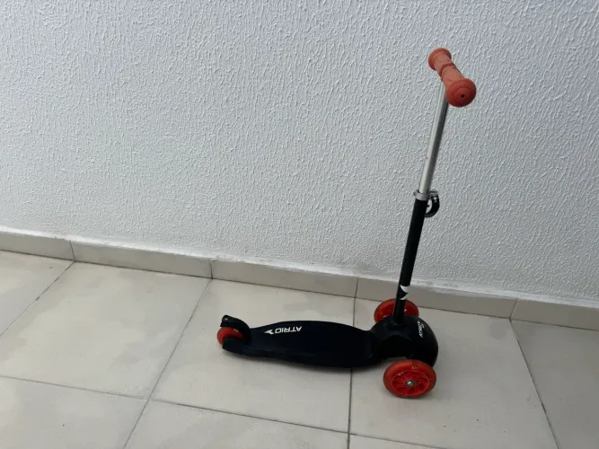 Patinete que ascende as rodas