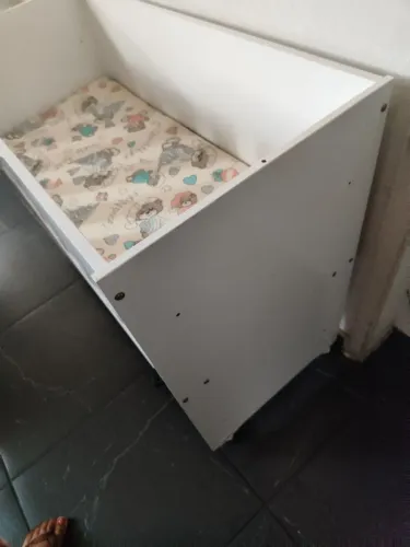 Mini berço que vira estante