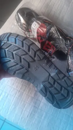 Vendo essa bota  nova valor  60 $