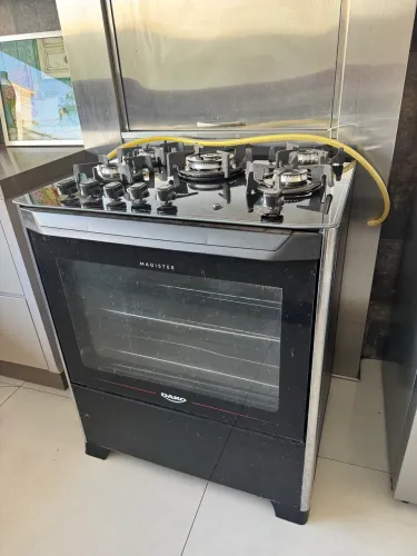 Fogão Dako preto 5 bocas, 1 ano de uso, bem conservado, trempes de ferro fundido 