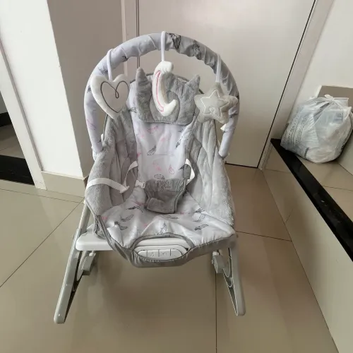 Cadeira de balanço para bebê da Maxi Baby. Vibra e toca música.