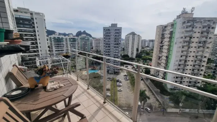 Apartamento à Venda na Barra da Tijuca - 2 Quartos, 1 Suíte, Varanda e Condomínio Completo