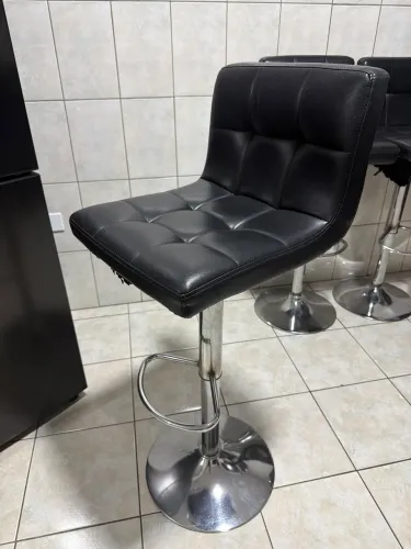 Banqueta Alta Estofada Courino Preta