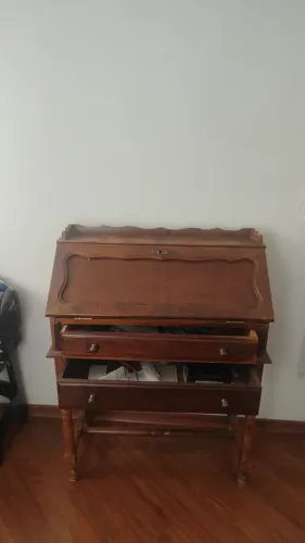 Escrivaninha antiga em perfeito estado.