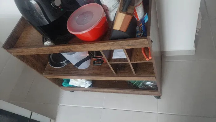 Vendo escrivaninha marrom,  150 reias 