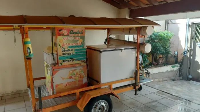 Carretinha com máquina de Suco LARANJA e Caldo de CANA.