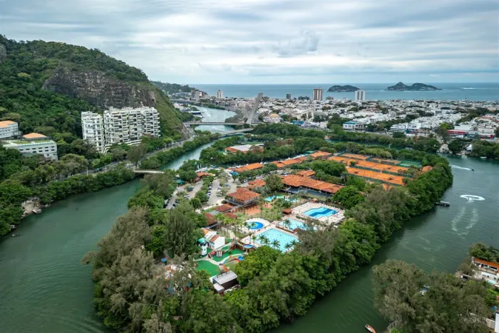CASA TRIPLEX, 4 SUITES, PORTEIRA FECHADA, A VENDA OU LOCAÇÃONO PORTINHO DO MASSARU - ITANH