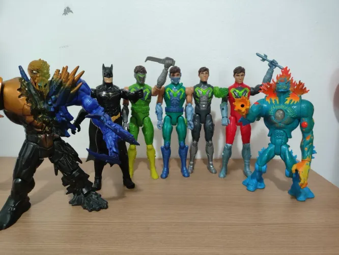 VENDO BONECOS VARIADOS