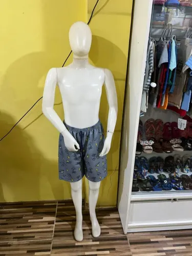 Manequim juvenil branco masculino de plástico