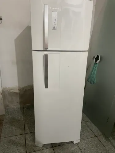 Vende se uma linda geladeira fros fri 300 litros 110 em perfeito estado de conservação
