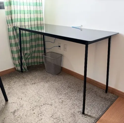 Mesa Tok&Stok Stilt preto 130x55cm tampo de vidro temperado e estrutura metálica seminova