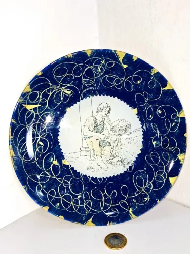  Prato Decorativo ilustrado com gravura de um Escultor. 