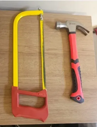 Ferramenta serra metal e martelo + banqueta