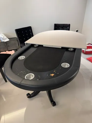 Mesa de poker profissional e jantar